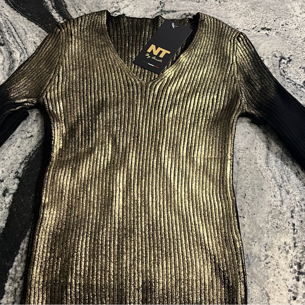 NWT metállic gold black sweater size medium. Stretch soft material